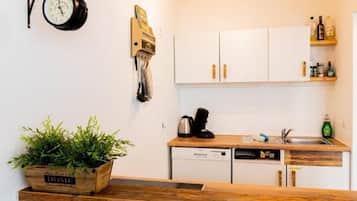 Réfrigérateur, four, plaque de cuisson, cafetiÚre/bouilloire