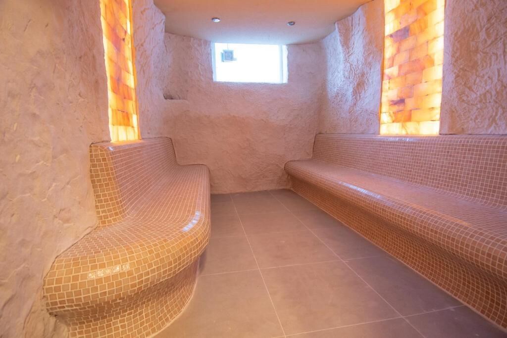 Un sauna, una bañera de hidromasaje, baño turco