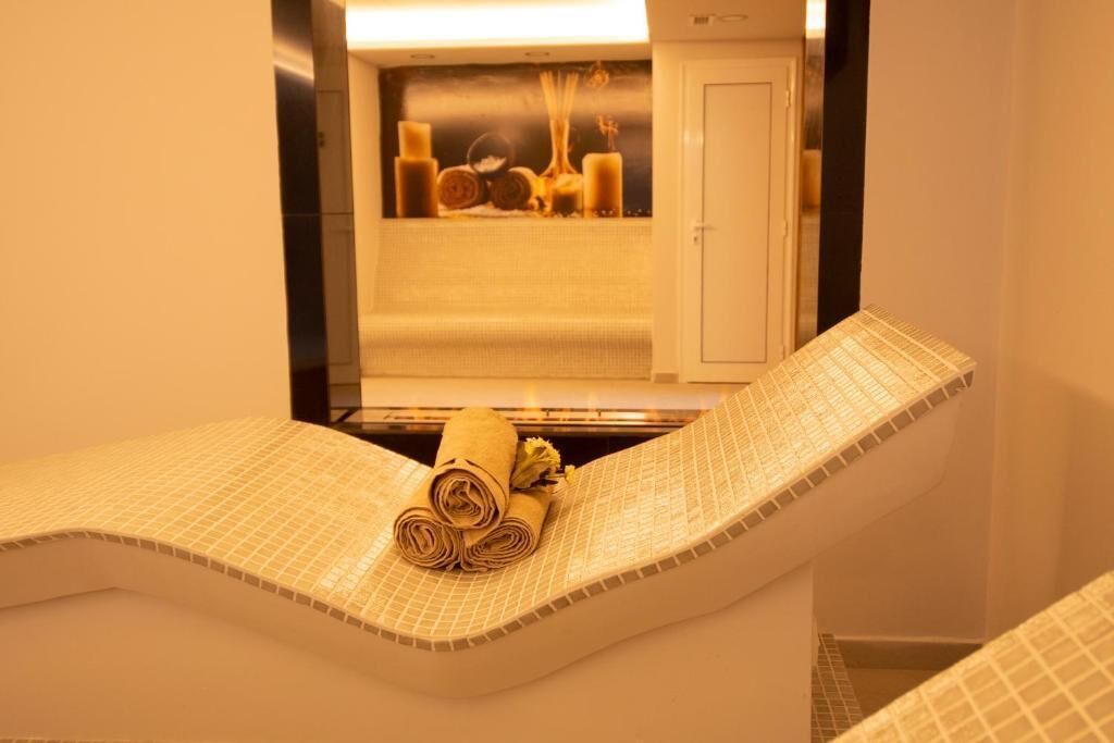 Sauna, hot tub, steam room, deep-tissue massages, sports massages