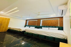 Quadruple Room | In-room safe, desk, blackout drapes, free WiFi - Hotel Naagshree (Ujjain)
