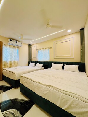 Quadruple Room | In-room safe, desk, blackout drapes, free WiFi - Hotel Naagshree (Ujjain)