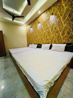 Quadruple Room | In-room safe, desk, blackout drapes, free WiFi - Hotel Naagshree (Ujjain)