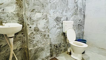 1 habitación, caja de seguridad en la habitación y escritorio