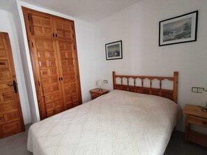 2 slaapkamers, een strijkplank/strijkijzer, wifi, beddengoed