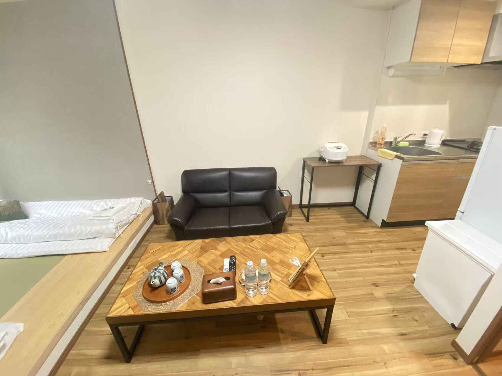 Basic Room | Private kitchen | Fridge, microwave, stovetop, electric kettle