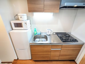 Fridge, microwave, stovetop, electric kettle