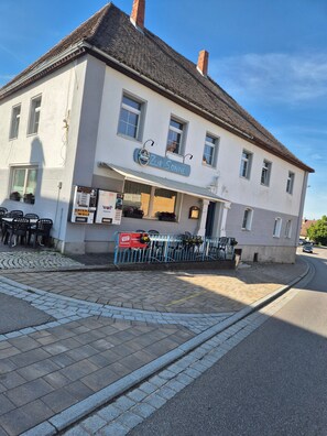 A two-story building with a sign reading 'Zur Sonne' and a visible storefront. - Apartment 'Appartement Aurach A6' with Wi-Fi (Aurach)