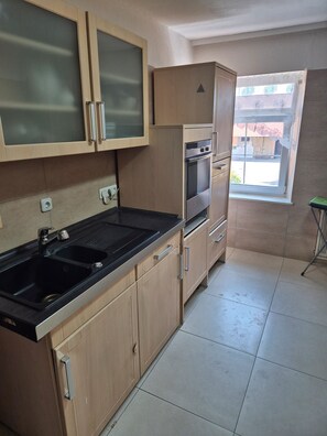 Kühlschrank, Mikrowelle, Herdplatte, Geschirrspüler