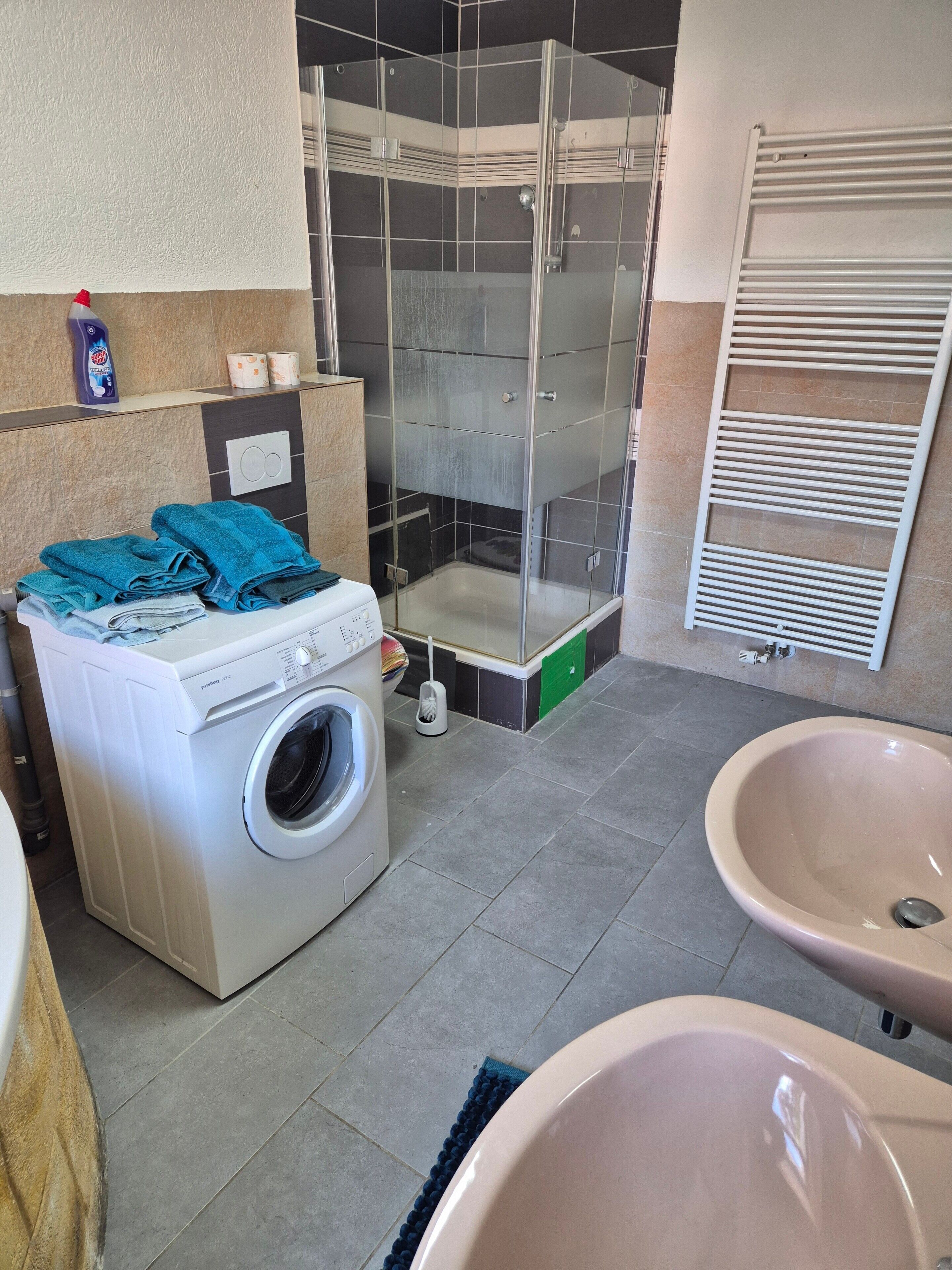 Een douche, gratis toiletartikelen, handdoeken