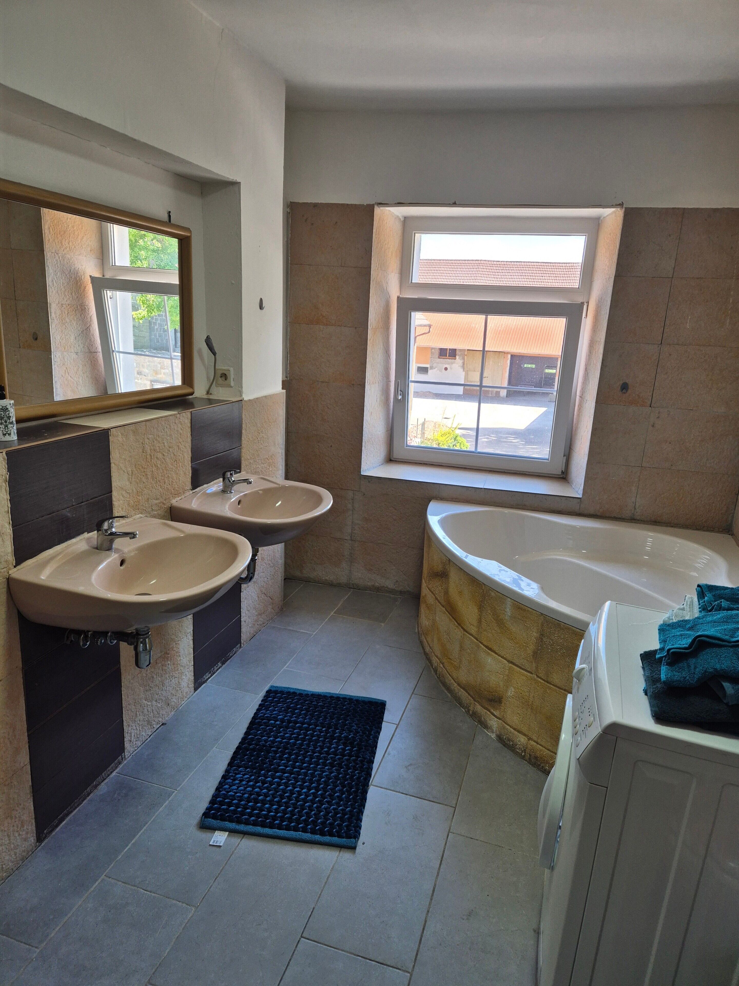 Shower, free toiletries, towels