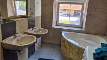 Shower, free toiletries, towels