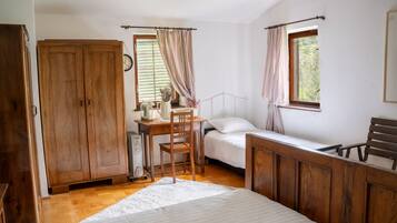 2 slaapkamers, een strijkplank/strijkijzer, beddengoed