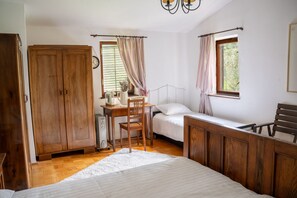 2 bedrooms, iron/ironing board, bed sheets - Rustic 2-bedroom house in Vipava Valley (Podnanos)