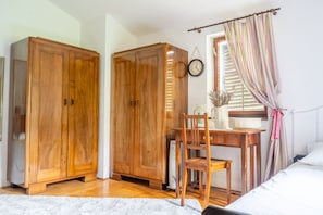 2 chambres, fer et planche à repasser, literie fournie