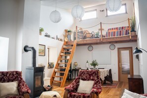 Books - Rustic 2-bedroom house in Vipava Valley (Podnanos)