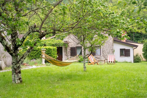 Rustic 2-bedroom house in Vipava Valley