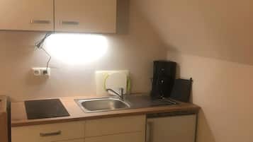 Kühlschrank, Herdplatte, Wasserkocher mit Kaffee-/Teezubehör