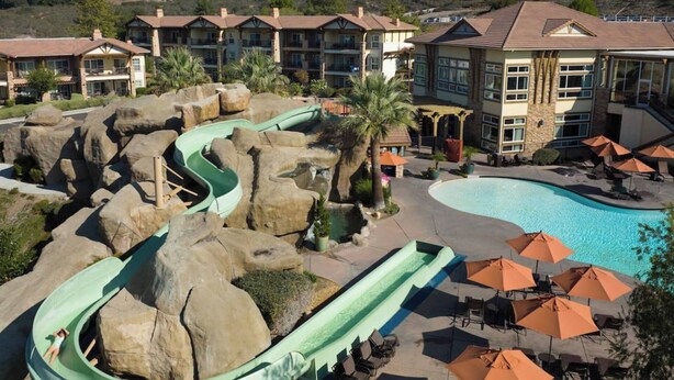Un complexe hôtelier doté d’une grande piscine, d’un toboggan aquatique et d’espaces de détente en plein air.