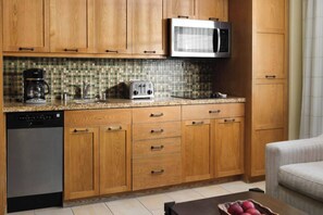 Réfrigérateur, four à micro-ondes, surface de cuisson, lave-vaisselle