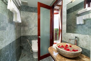 Camera Superior, vista giardino | Bagno | Pantofole