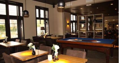 Relax in Comfort Close to Dutch Palaces and Woodland Trails! Onsite Dining!