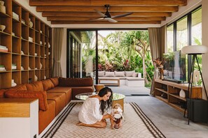 Villa, 3 chambres, piscine privée, vue jardin | Coin séjour | TV connectée de 70 pouces avec chaînes numériques, Netflix