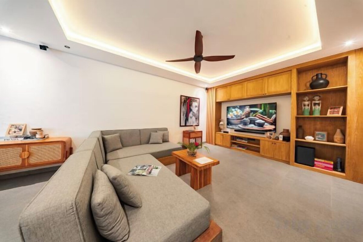 Living area | 70-inch Smart TV with digital channels, Netflix, streaming services