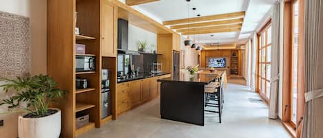 Vil·la Deluxe | Cuina privada | Bullidora elèctrica i trona