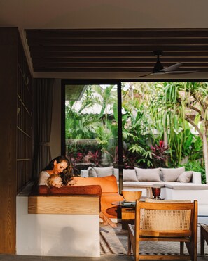 Biệt thự, 3 phòng ngủ, hồ bơi riêng, quang cảnh vườn | Khu phòng khách | Smart TV 70-inch có truyền hình kỹ thuật số, Netflix, dịch vụ stream 