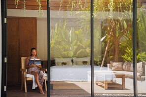 Villa, 3 habitaciones, alberca privada, vista al jardín | Decoración personalizada, muebles diferentes y escritorio 