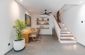 Deluxe villa | Woonruimte | Een 70-inch smart-tv met digitale zenders, Netflix en streamingdiensten