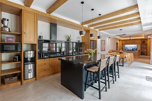 Villa Deluxe | Cocina privada | Tetera eléctrica, periquera y artículos de limpieza ecológicos 