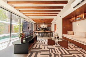 Villa - 4 sovrum - privat pool - utsikt mot trädgården | Vardagsrum | 70-tums smart-tv med digitalkanaler, Netflix och streamingtjänster