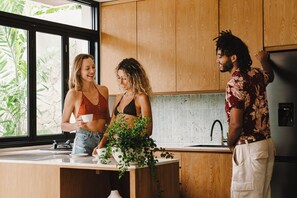 Villa, 3 chambres, piscine privée, vue jardin | Cuisine privée | Bouilloire électrique, chaise haute