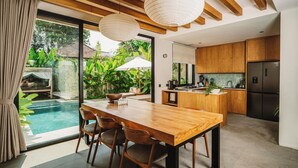 Une cuisine moderne avec des meubles en bois, un four encastré et un réfrigérateur.