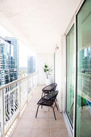 Terrace/patio - Stylish 2BR/2BA Apartment @Brickell, Free Parking (Miami)