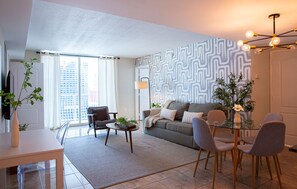 TV, table tennis - Stylish 2BR/2BA Apartment @Brickell, Free Parking (Miami)