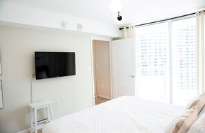 1 室のベッドルーム、デスク、アイロン / アイロン台、旅行用ベビーベッド