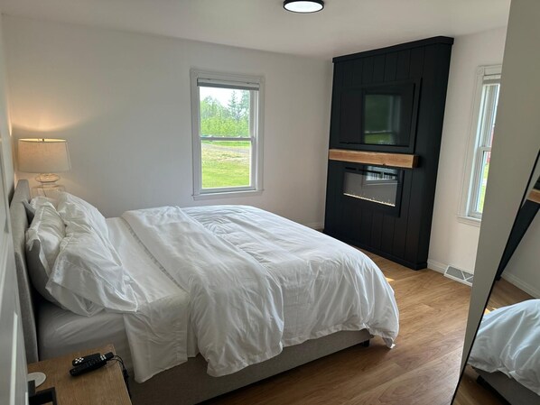 5 bedrooms, desk, travel cot, free WiFi