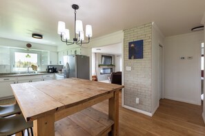 Kylskåp, mikrovågsugn, ugn och spishäll