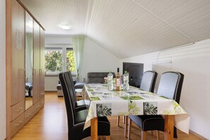 Dining - Apartment 'Am Wasser' with Wi-Fi (Niedersachsen-Stadland)