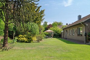 Property grounds - Apartment 'Am Wasser' with Wi-Fi (Niedersachsen-Stadland)