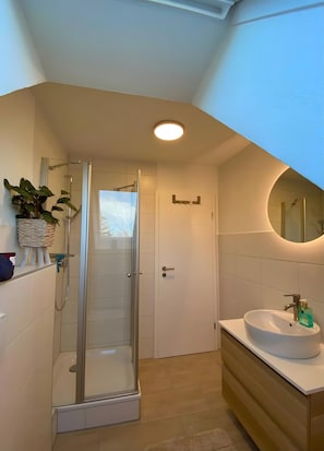 Douche, séchoir à cheveux, serviettes fournies