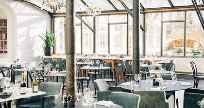 Clean & Comfortable with Forest Paths Just Steps Away! Onsite Dining