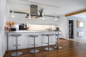 Fridge, oven, stovetop, dishwasher