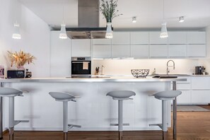 Refrigerador, horno, parrilla de estufa y lavavajillas 