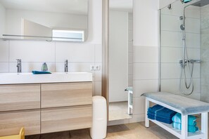 Dusche, Haartrockner, Handtücher