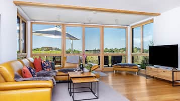 Tv och ett bordtennisbord