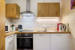 Frigorífico, microondas, horno y placa de cocina