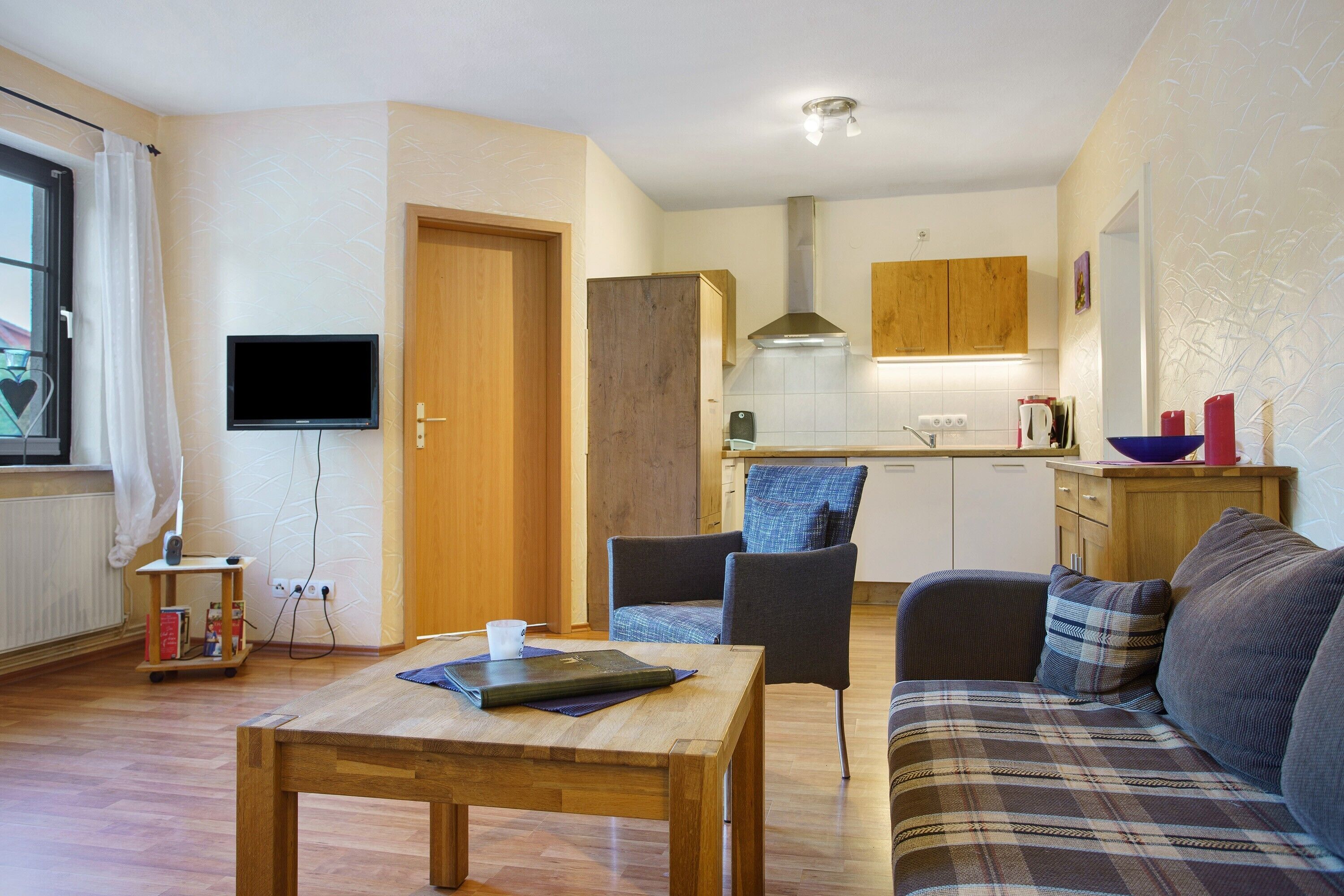 Télévision, lecteur de DVD, table de tennis de table